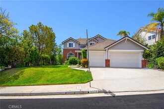 24574 Overland Dr in Los Angeles, CA - Foto de edificio - Building Photo