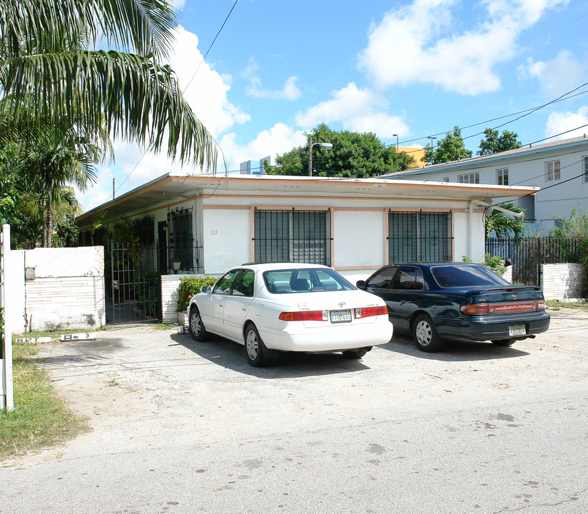 121 NE 82nd Ter in Miami, FL - Foto de edificio