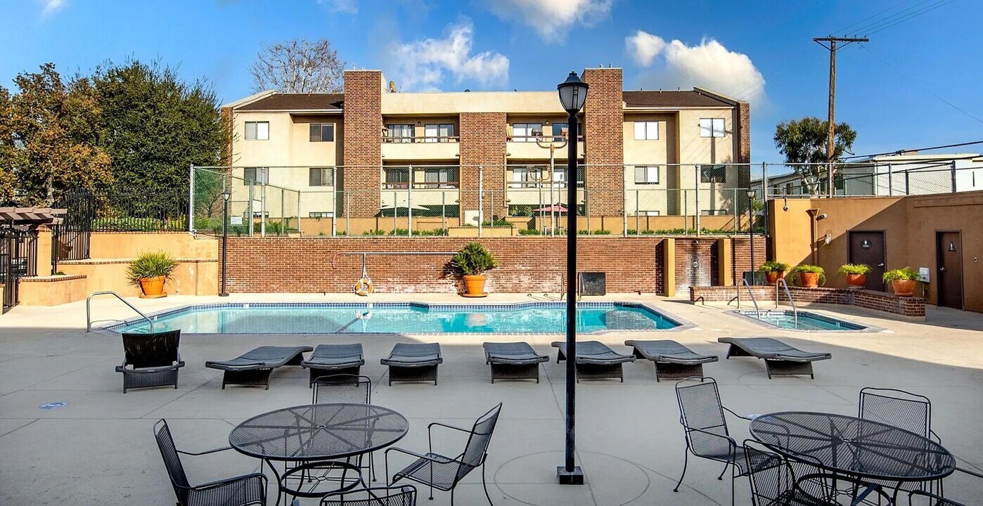 460 Oak St in Glendale, CA - Building Photo