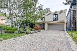 35 Gardiner Rd in Toronto, ON - Building Photo