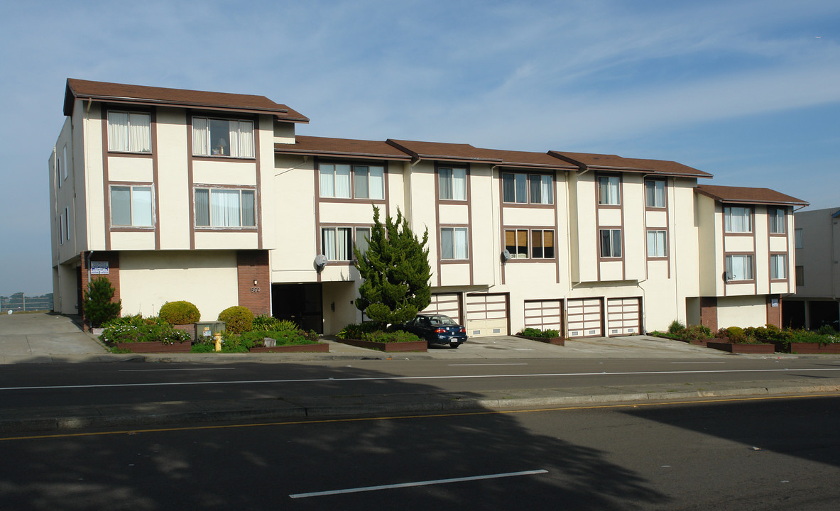 550 Clarinada Ave in Daly City, CA - Foto de edificio