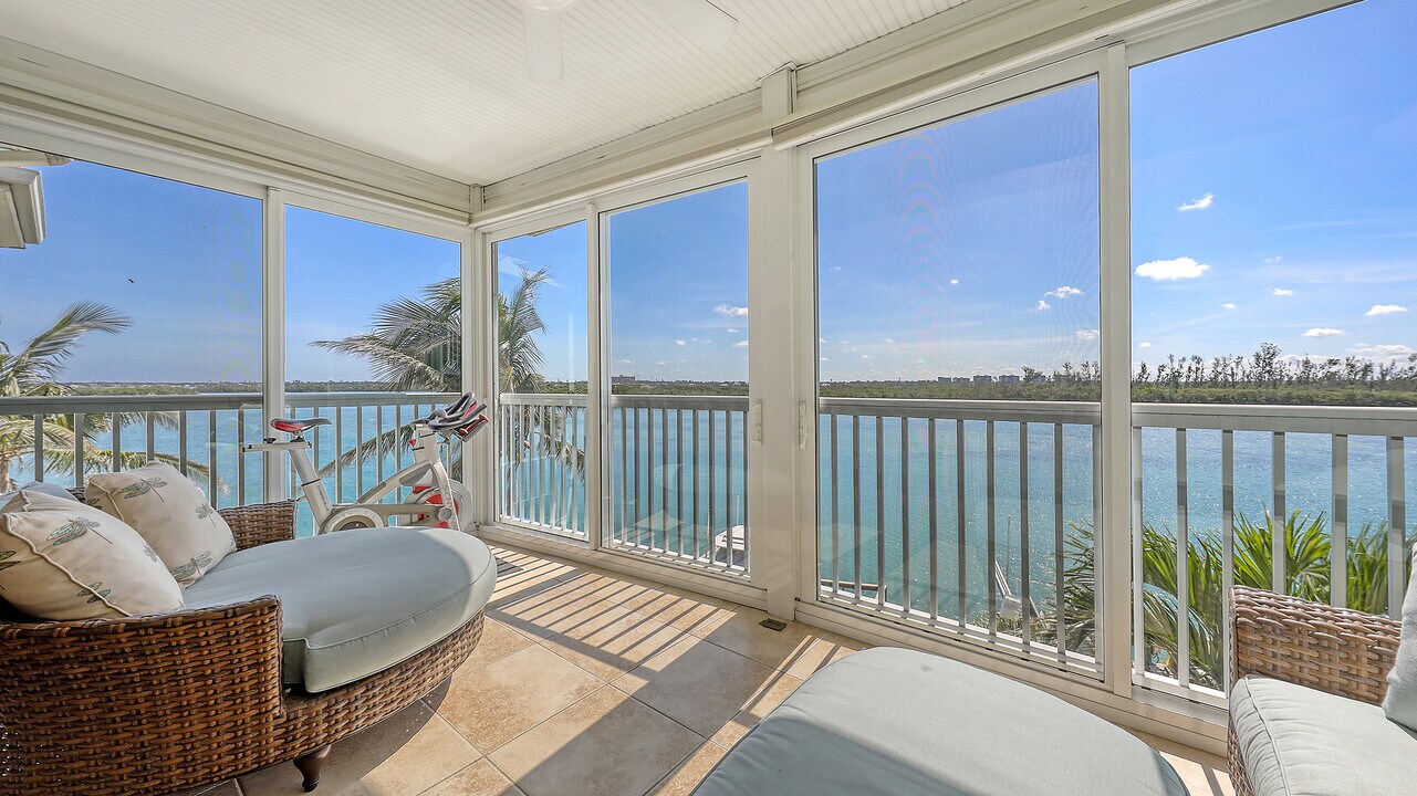 9203 Midnight Pass Rd in Sarasota, FL - Building Photo