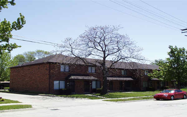 Floral Avenue Apartments in Mount Clemens, MI - Building Photo