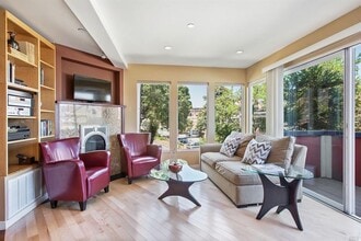 933 Bridgeway in Sausalito, CA - Foto de edificio - Building Photo