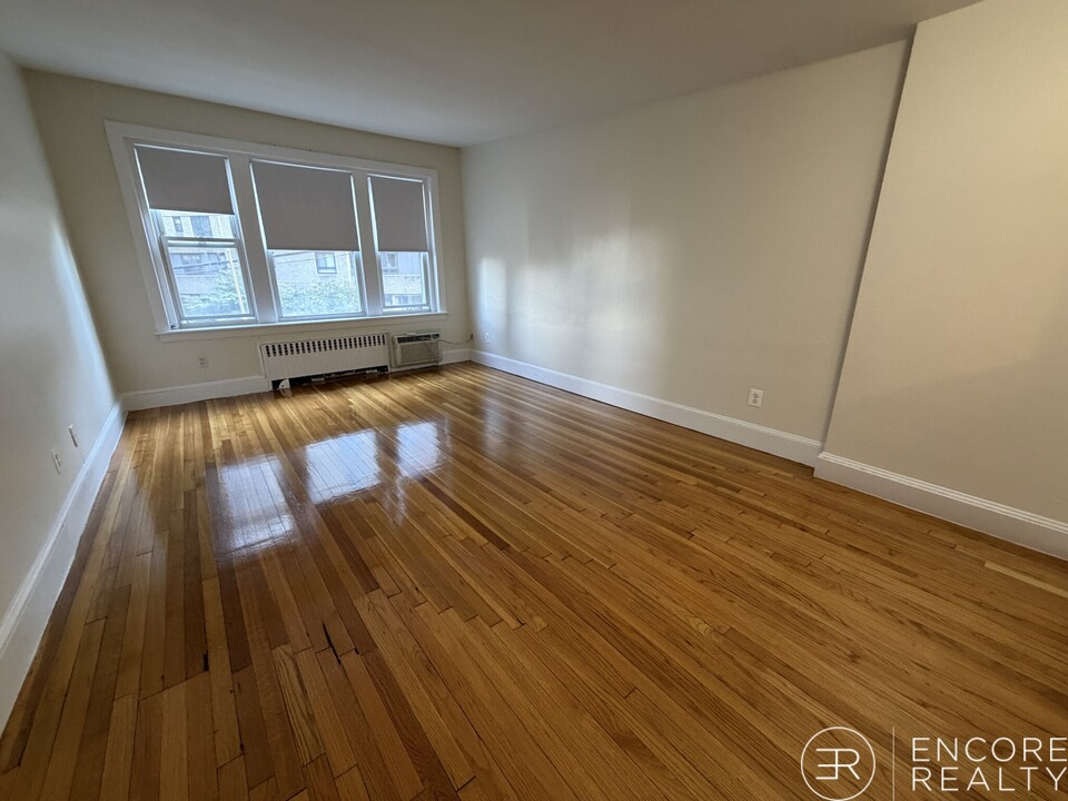 33 Lancaster Terrace in Brookline, MA - Foto de edificio