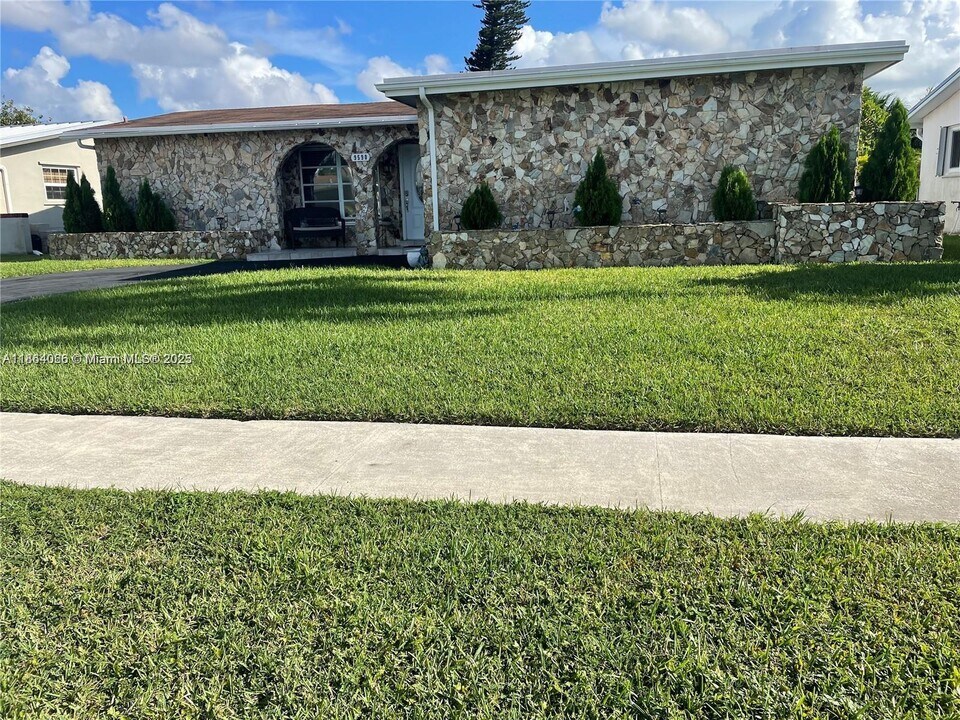 9590 NW 24th Pl in Sunrise, FL - Building Photo