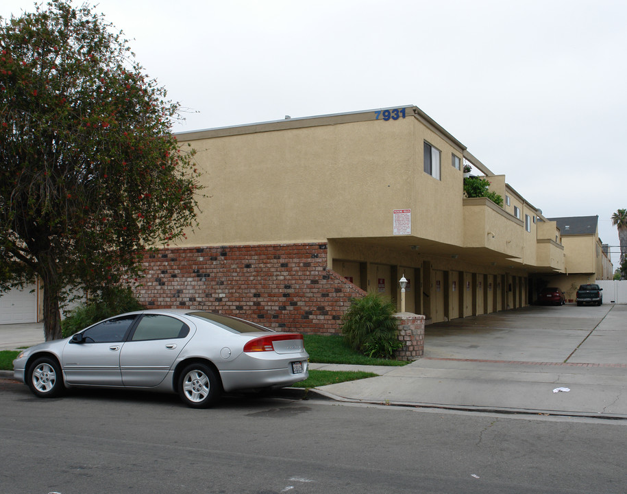 7931 Stark St in Huntington Beach, CA - Foto de edificio