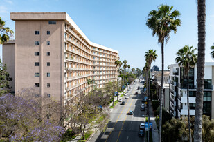 100 S Doheny Dr in Los Angeles, CA - Building Photo