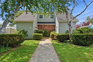 207 Glen Dr in Warwick, RI - Building Photo