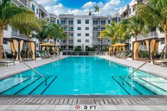 Oversea At Flagler Banyan Square in West Palm Beach, FL - Building Photo - Building Photo