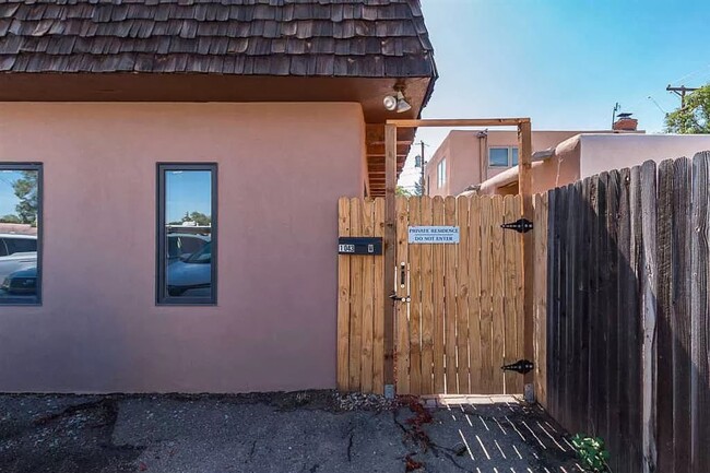 1043 W Don Diego Ave in Santa Fe, NM - Foto de edificio - Building Photo