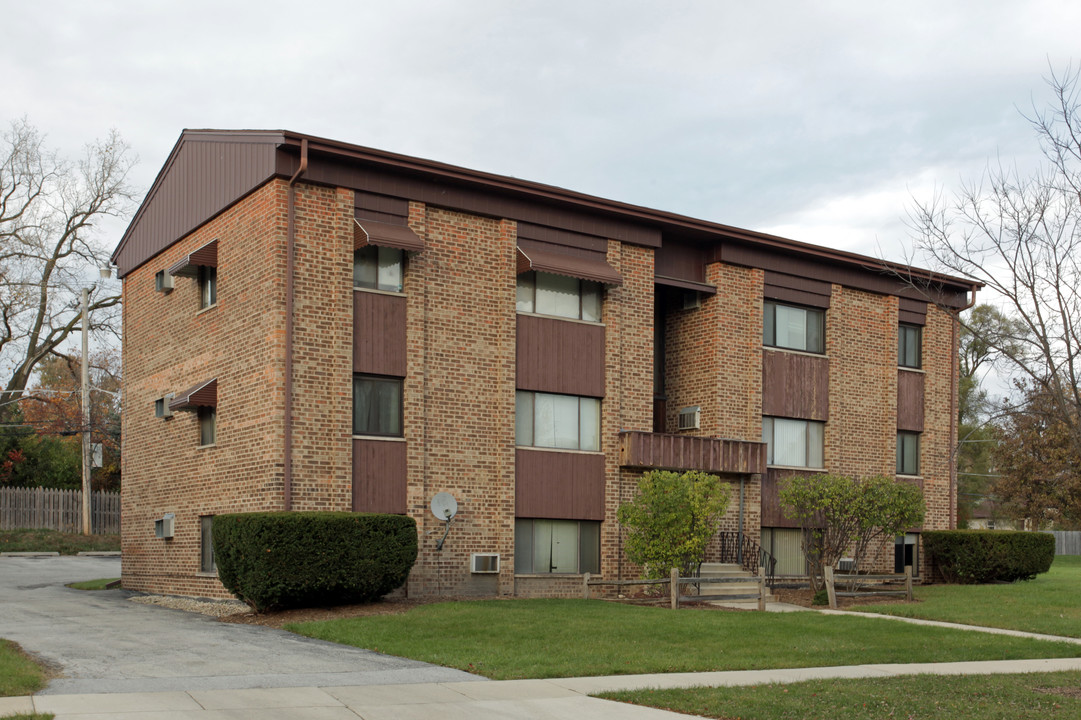 1170 Surrey Dr in Lombard, IL - Foto de edificio