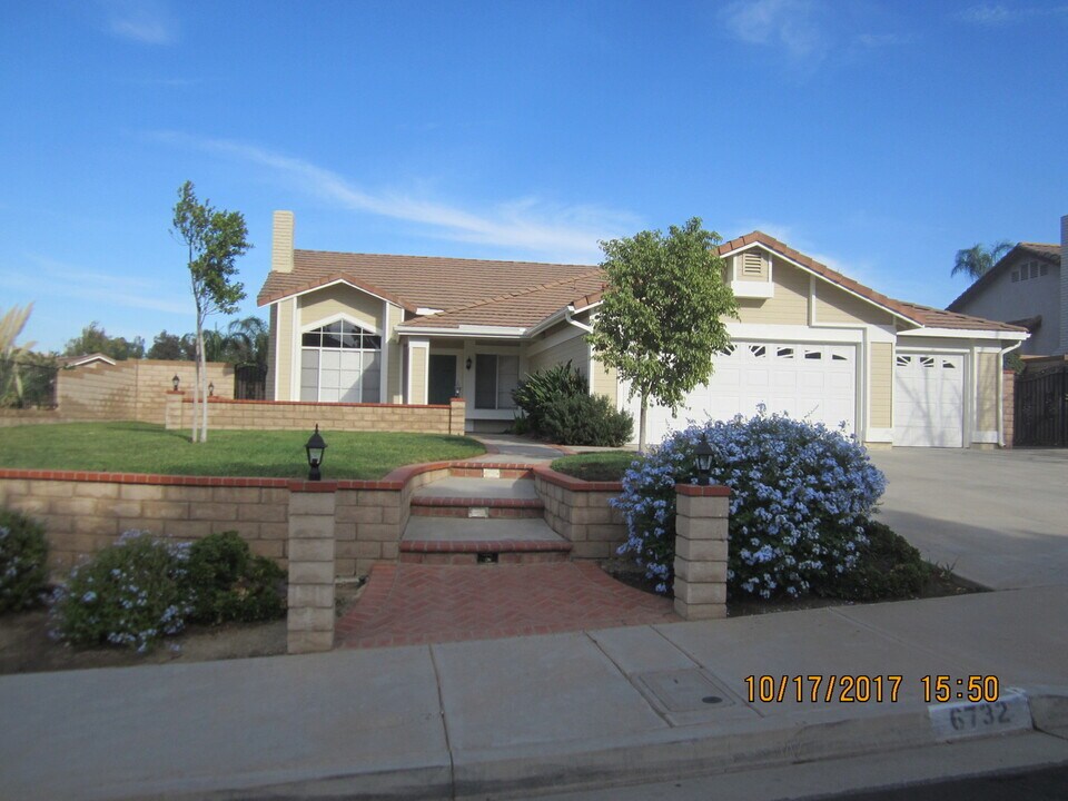 6732 Ridgeside Dr in Riverside, CA - Building Photo