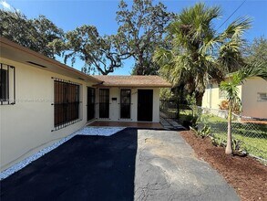 1048 NW 32nd Pl in Miami, FL - Building Photo - Building Photo