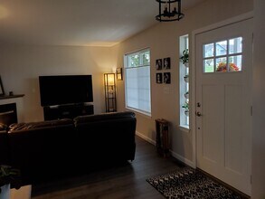 2160 SW 16th Ave in Oak Harbor, WA - Building Photo - Building Photo