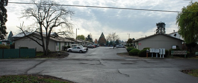 Middle Grove Apartments in Salem, OR - Building Photo - Building Photo