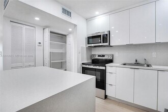 4670 W 13th Ln in Hialeah, FL - Foto de edificio - Building Photo