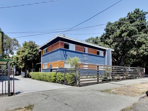 2425-2429 Humboldt Ave in Oakland, CA - Building Photo - Building Photo