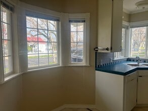 1008 Queen Anne Ave in Medford, OR - Building Photo - Building Photo