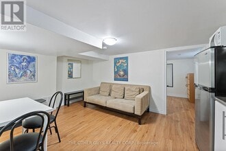 32 Chamberlain Ave in Toronto, ON - Building Photo - Building Photo