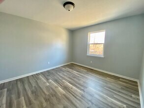 1902 S Claremont Ave, Unit Randy in Independence, MO - Foto de edificio - Building Photo