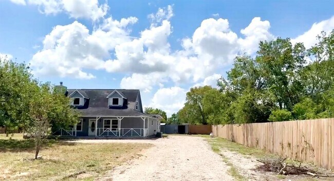 4690 County Rd 57 in Rosharon, TX - Building Photo - Building Photo