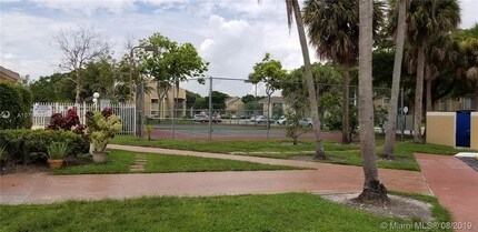 251 Palm Cir W-Unit -206 in Pembroke Pines, FL - Foto de edificio - Building Photo