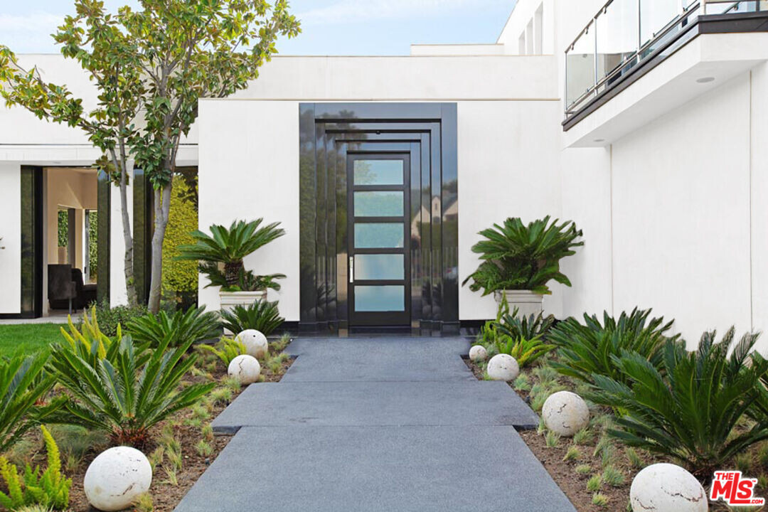 801 N Rexford Dr in Beverly Hills, CA - Building Photo