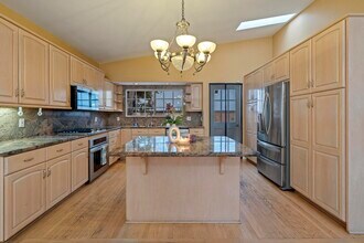 6430 La Jolla Scenic S Dr in San Diego, CA - Building Photo - Building Photo