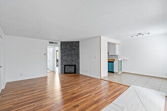 Burbank Villas in Sherman Oaks, CA - Foto de edificio - Interior Photo