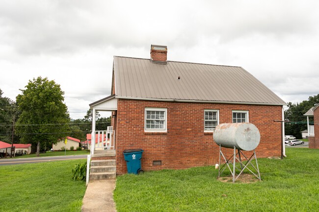 212 Main Ave E in Hildebran, NC - Building Photo - Building Photo