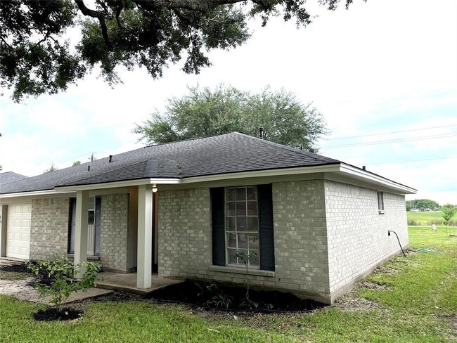 1604 Broken Arrow St in Baytown, TX - Building Photo - Building Photo