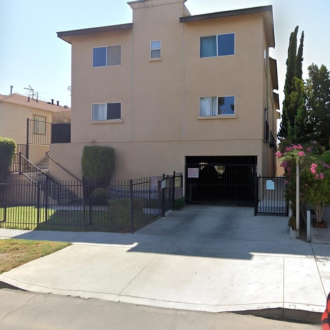 7327 Bakman Ave, Unit 5