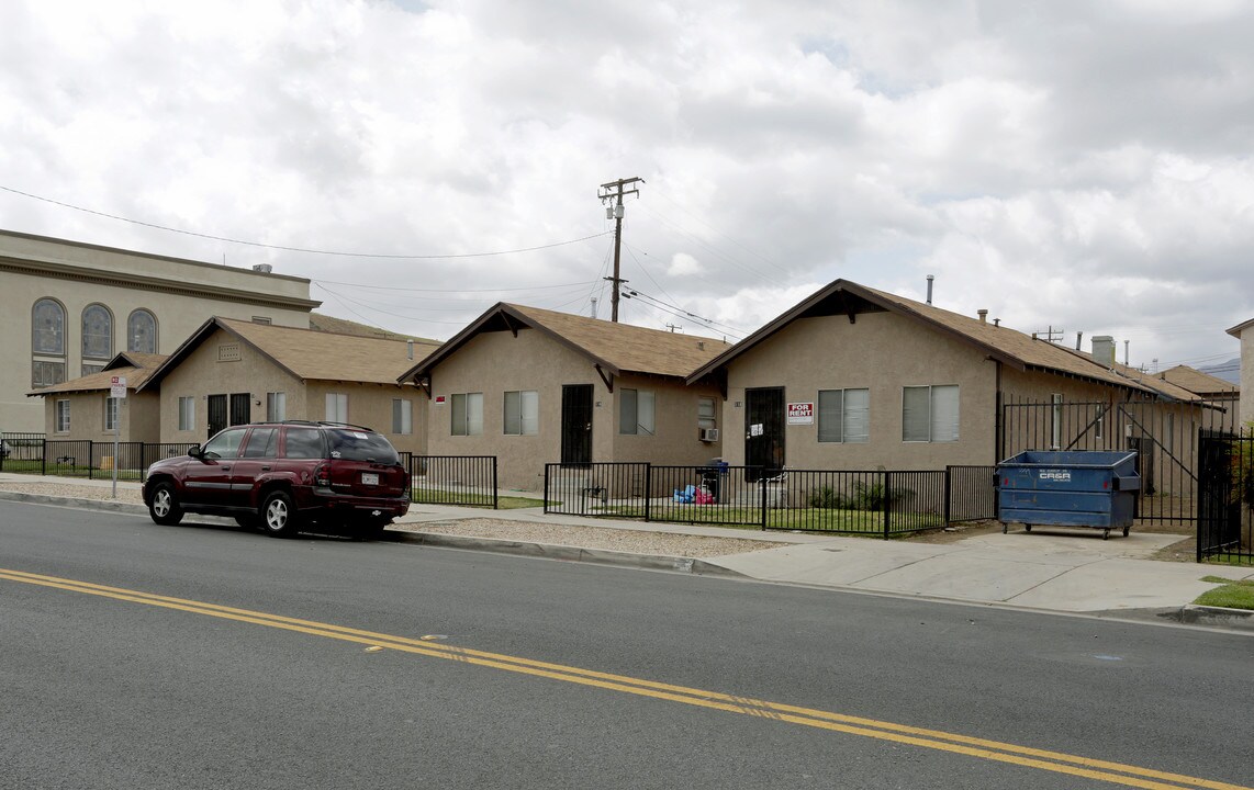 110-118 W Heald Ave in Lake Elsinore, CA - Building Photo