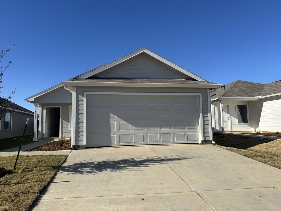 4021 Equestrian Dr in Aubrey, TX - Building Photo