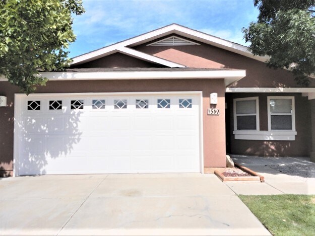 569 Santa Fe Meadows Dr NE in Rio Rancho, NM - Building Photo