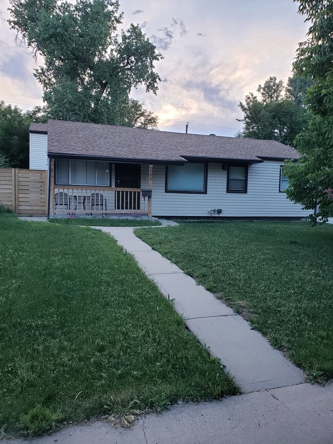 2295 S Linley Ct in Denver, CO - Foto de edificio - Building Photo