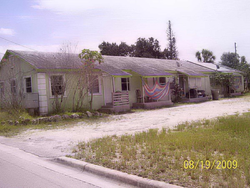 711 Avenue E in Fort Pierce, FL - Foto de edificio