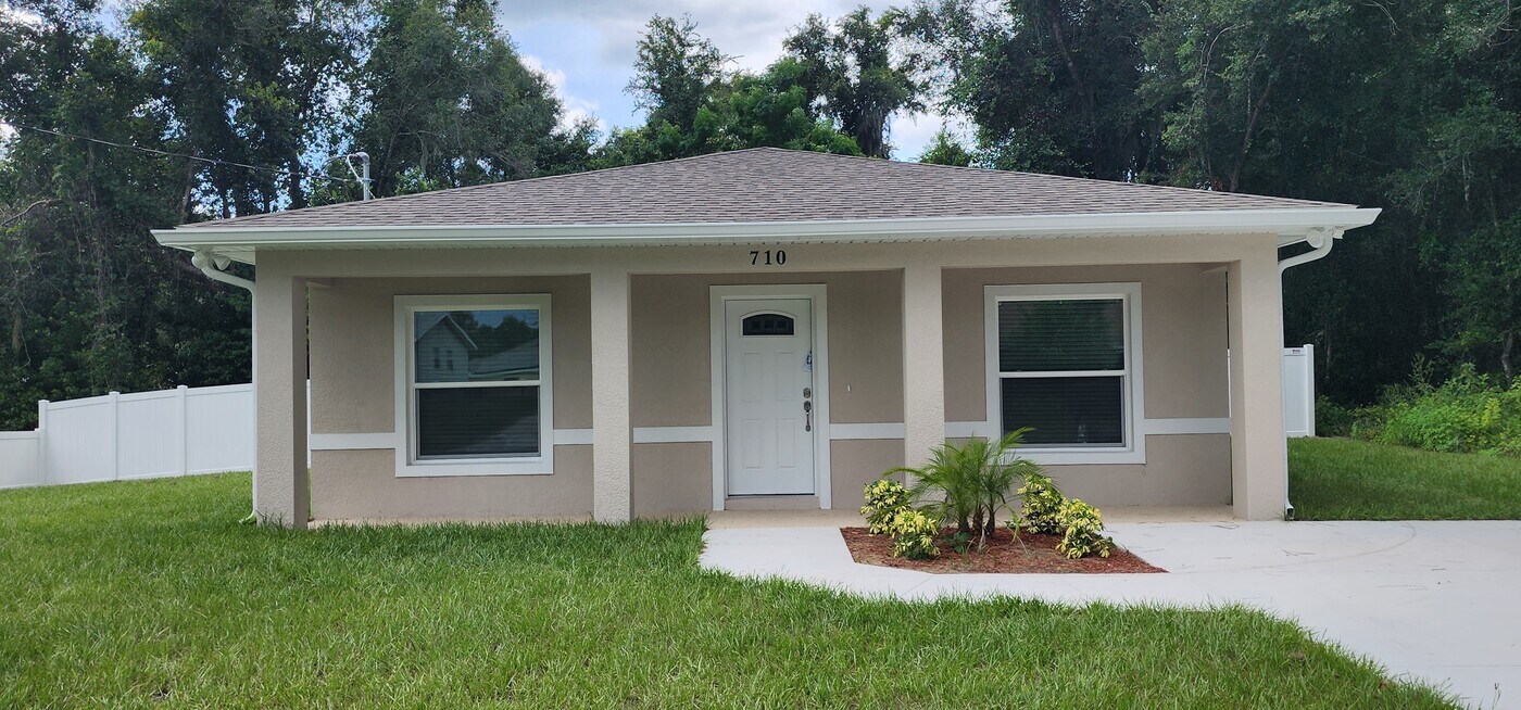 710 W Beresford Rd in DeLand, FL - Building Photo