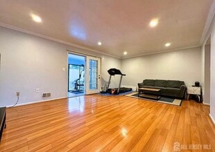 39 Anderson Ct in East Brunswick, NJ - Building Photo - Building Photo