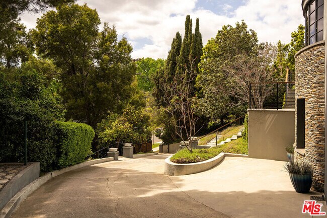 2050 N Edgemont St in Los Angeles, CA - Building Photo - Building Photo