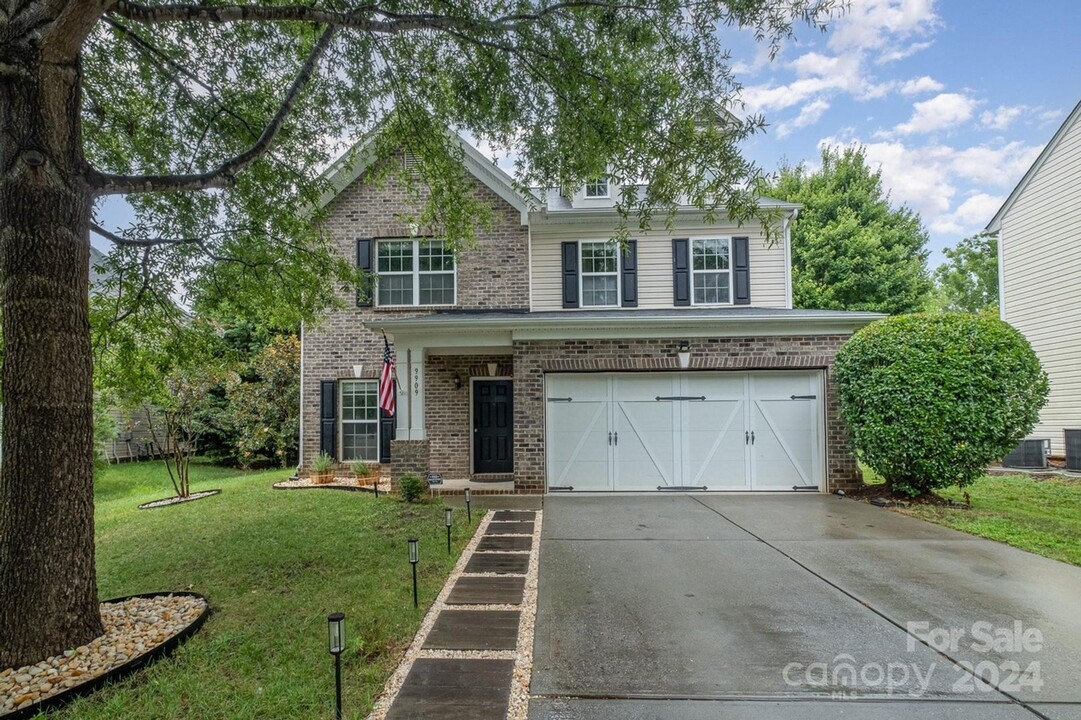 9909 Barrands Ln in Charlotte, NC - Foto de edificio