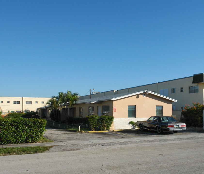 2215 Madison St in Hollywood, FL - Building Photo