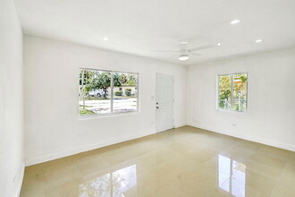 871 E 14th St in Hialeah, FL - Foto de edificio - Building Photo