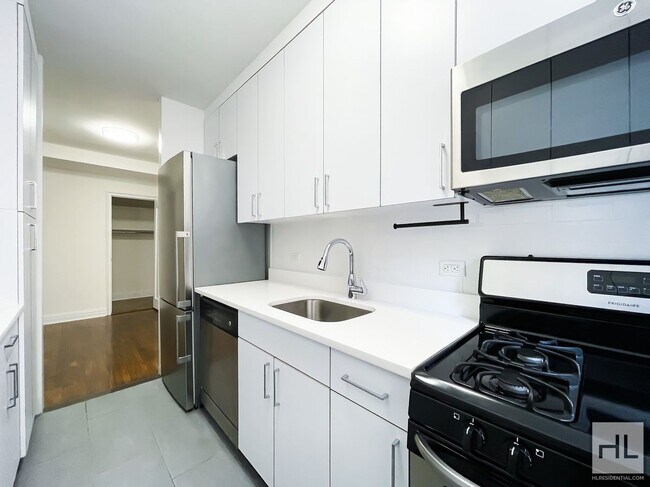 FIFTH AVENUE, Unit 11A in New York, NY - Building Photo - Building Photo