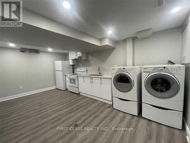 3280 Pilcom Crescent in Mississauga, ON - Building Photo - Building Photo