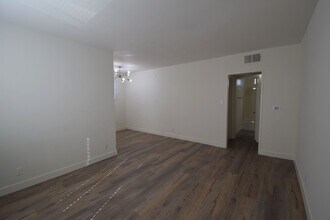 4565 Hazeltine Ave, Unit 215 in Los Angeles, CA - Building Photo - Building Photo