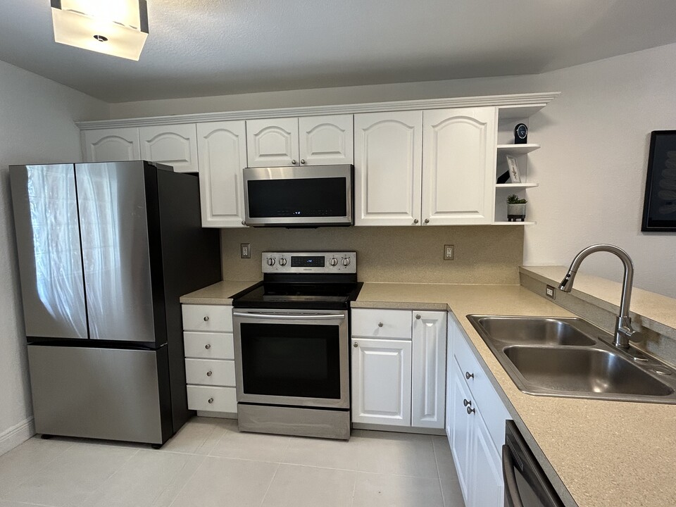 1227 SE 23rd Pl, Unit 6 in Cape Coral, FL - Building Photo