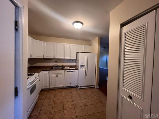 730 Cricket Ln in Woodbridge, NJ - Building Photo - Building Photo