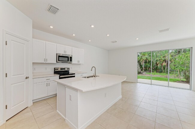 8437 Lunar Skye St in Sarasota, FL - Building Photo - Building Photo
